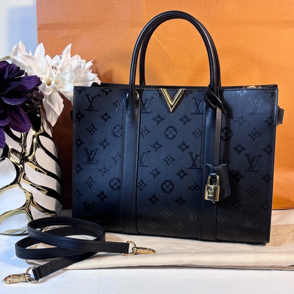 Louis Vuitton Handbags - Gorgeous Louis Vuitton Very Mm Tote Black Sold